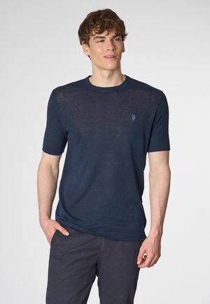 T-shirt blu navy a maniche corte realizzato in tessuto testurizzato. Presenta un piccolo logo ricamato sul petto. Vestibilità casual con scollatura rotonda.
