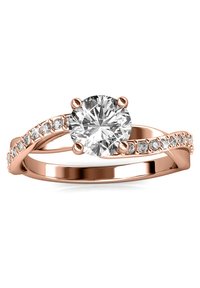 Anello in oro rosa con una grande pietra centrale in diamante rotondo, affiancata da diamanti più piccoli lungo la fascia intrecciata per un tocco di brillantezza in più.