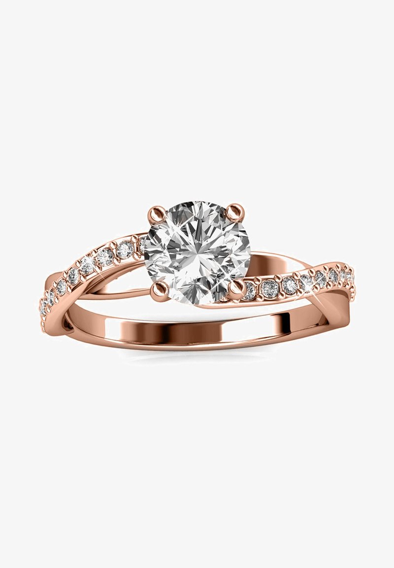 Anello in oro rosa con una grande pietra centrale in diamante rotondo, affiancata da diamanti più piccoli lungo la fascia intrecciata per un tocco di brillantezza in più.