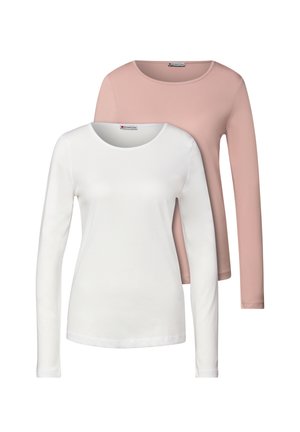 Des tops à manches longues en blanc et rose pâle. Ils présentent des encolures arrondies et un tissu lisse et léger avec une coupe ajustée.