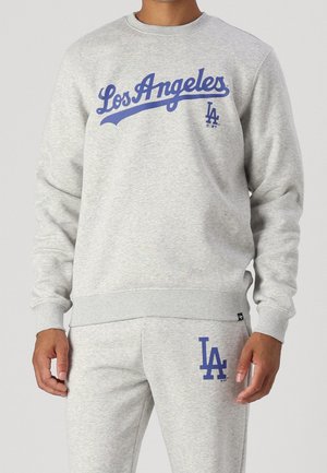Lichtgrijze sweatshirt met ronde hals, voorzien van navy blauwe "Los Angeles" tekst en logo. Zachte stof, geribde manchetten en onderrand.