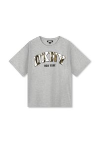 Camiseta de algodón gris con cuello redondo y mangas cortas. Presenta "DKNY" en letras negritas de color negro y metálico dorado, y "NEW YORK" debajo.