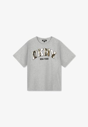 Camiseta de algodón gris con cuello redondo y mangas cortas. Presenta "DKNY" en letras negritas de color negro y metálico dorado, y "NEW YORK" debajo.