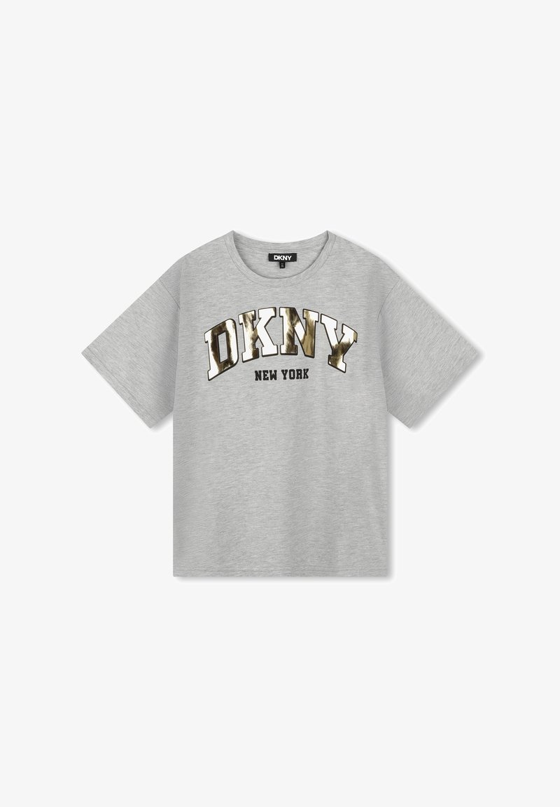 Camiseta de algodón gris con cuello redondo y mangas cortas. Presenta "DKNY" en letras negritas de color negro y metálico dorado, y "NEW YORK" debajo.