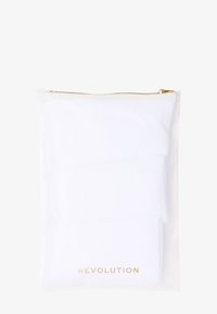 Hvite bomullssokker i en klar plastpose med en gullglidelås. Merkenavnet "REVOLUTION" trykt i gull nederst.