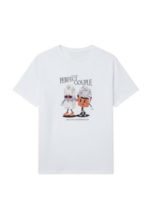 Maglietta bianca con cartone di latte fumetto che indossa occhiali da sole e cupcake che si tengono per mano, testo: "Coppia perfetta, non puoi vivere senza di noi."