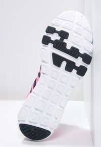 Reebokin urheilujalkineen pohja, jossa valkoinen välipohja, musta kumipohjakuvio, voimakas iskunvaimennus ja teksturoitu pito.