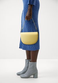 Marc O'Polo VIVI - Skulderveske - tender buttercup