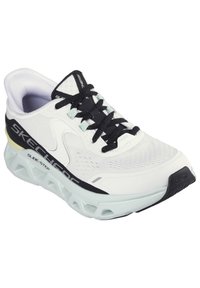 Scarpa da ginnastica bianca con tomaia in mesh testurizzato, lacci neri e suola ammortizzata con un design traslucido. Logo del brand visibile di lato.