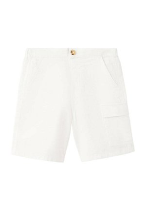 Short cargo blanc mi-cuisses avec poches avant, une poche à rabat latérale sur la jambe droite et une fermeture à bouton marron à la taille.