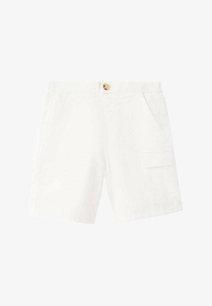 Short cargo blanc mi-cuisses avec poches avant, une poche à rabat latérale sur la jambe droite et une fermeture à bouton marron à la taille.