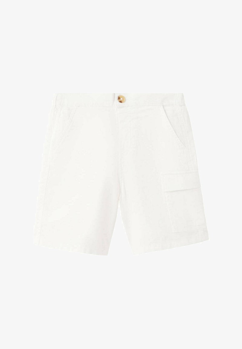 Short cargo blanc mi-cuisses avec poches avant, une poche à rabat latérale sur la jambe droite et une fermeture à bouton marron à la taille.