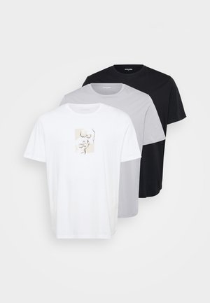 Tre kortærmede t-shirts i hvid, lys grå og sort. Den hvide skjorte har et minimalistisk grafisk design. Blødt bomuldsstof.