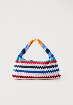 Petit sac à main avec des rayures zigzag multicolores en rouge, bleu, noir et orange, doté d'une poignée courte assortie.