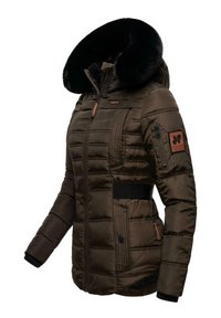 Ruskea eristyspuku mustalla tekoturkishupulla, vetoketjulliset taskut ja ribattuja hihansuita. Varustettu tikattulla kuviolla ja logopilkkuilla.