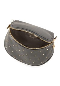 Grijze leren handtas met gouden studs, ronde vorm, ritssluiting en donkere stoffen voering. Gemaakt in Italië.