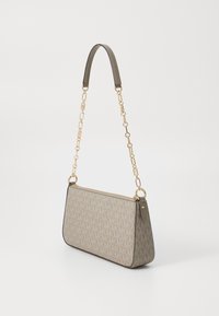 Borsa beige con un motivo logo testurizzato, dotata di una tracolla in catena dorata e di un manico in pelle liscia, chiusura a zip nella parte superiore.