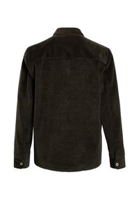 Ciemnozielona koszula z korduroju, z długimi rękawami i guzikami na mankietach. Pionowe prążki tworzą teksturę. Prosty krój z kołnierzykiem i detalem na plecach.