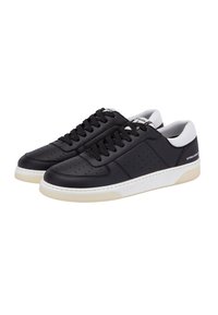 Schwarze Ledersneaker mit perforiertem Design, runder Zehenpartie, schwarzen Schnürsenkeln, weißen Akzenten an der Ferse und Sohle sowie einem schlanken, flachen Profil.