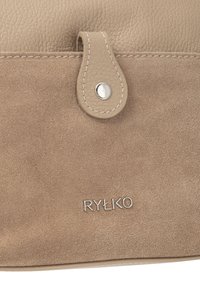 Borsa in pelle e camoscio beige con finitura testurizzata, logo argentato e cuciture a contrasto. Dotata di chiusura a bottone con anello.