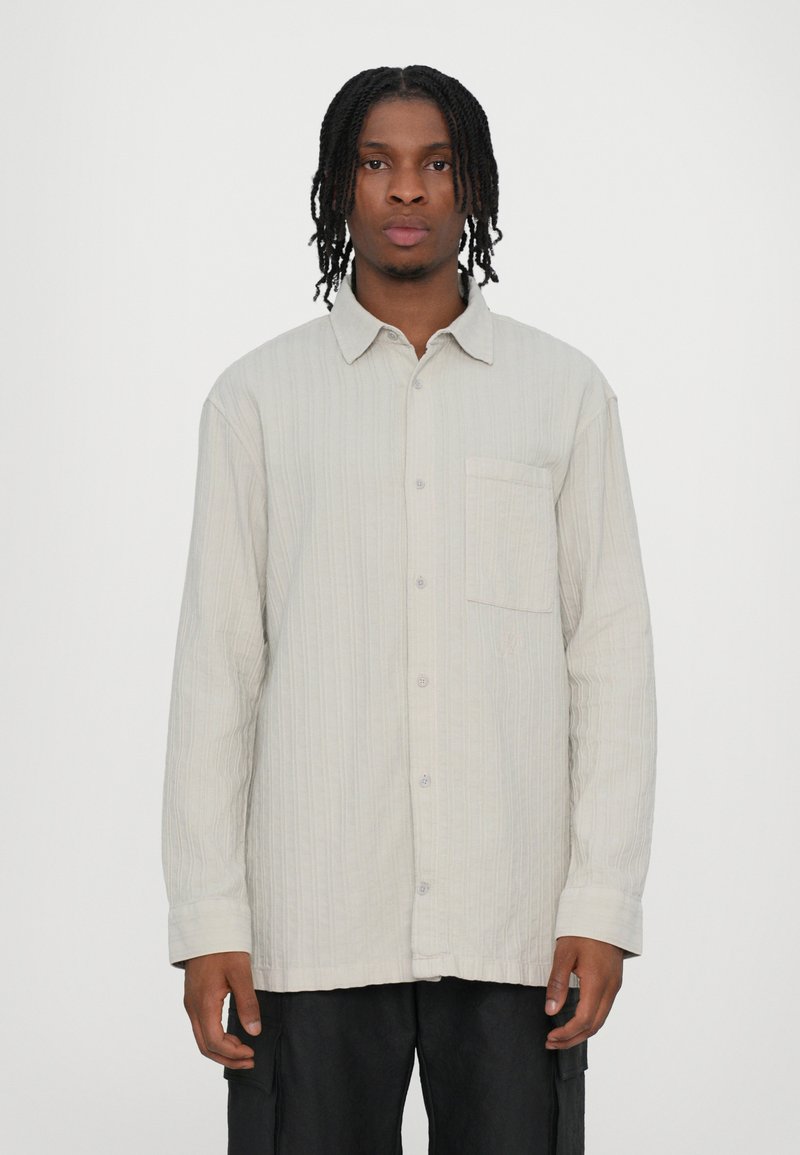 Han Kjøbenhavn - STRIPED SHIRT - Camisa - light grey, Ampliar
