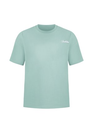 Camiseta de manga corta y cuello redondo de color azul claro con pequeño logo de texto blanco "Smokedon" en el pecho izquierdo.
