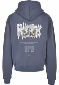 Szürke kapucnis pulóver elülső kenguru zsebbel. A hátán két galambot ábrázoló fehér grafika és a "Béke Madara" felirat olvasható.