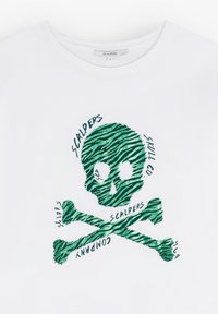 Maglietta bianca con una grafica di teschio e ossa incrociate a strisce verdi a forma di tigre. Il testo attorno al design include "SCALPERS" e "COMPANY."