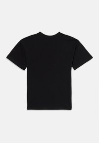 T-shirt noir à manches courtes avec col rond, fabriqué en coton doux. Texture lisse, sans motifs ni accents. Design simple, coupe standard.
