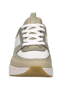 Buty z białą skórzaną cholewką i oliwkowymi zamszowymi akcentami, okrągłym noskiem, białymi sznurowadłami oraz gumową podeszwą z jasnobrązowymi detalami.