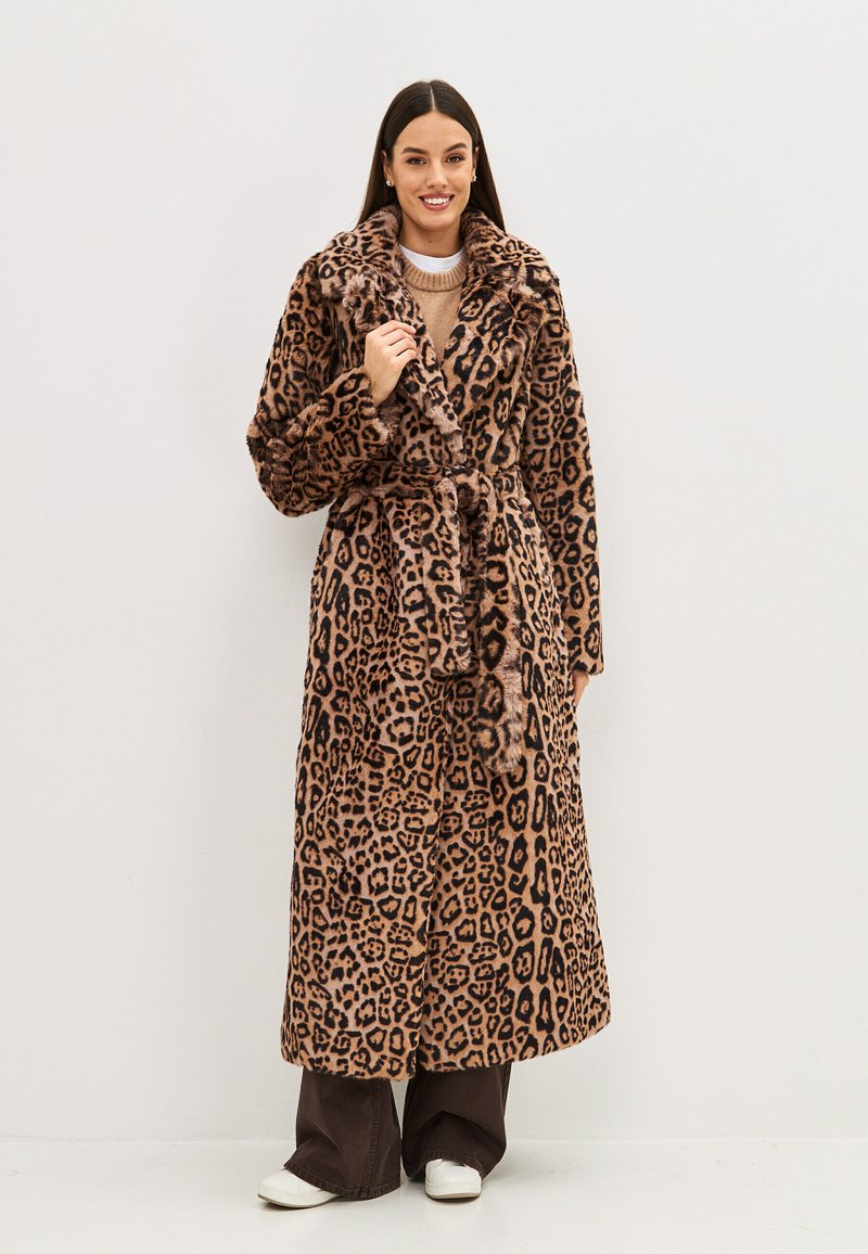 Abrigo de piel sintética con estampado de leopardo, diseño ceñido con cinturón, mangas largas y cuello de chal. Textura suave en tonos de marrón y negro.