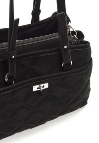 Borsa a tracolla in tessuto trapuntato nero con design strutturato, due spallacci, apertura superiore con zip e dettagli in metallo argentato.