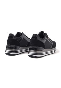 Chaussures de sport noires en combinaison de daim et de mesh, présentant un design élégant, des accents brillants et une semelle rayée.