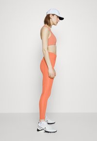 Nike Performance FAST - Leggings de corrida - madder root/reflective silver