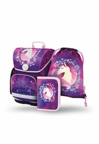 Sada batohu v purpurové barvě, s grafikou jednorožce s růžovou hřívou, květinovými akcenty a vzorovaným designem. Obsahuje sáček na stažení a pouzdro na tužky.