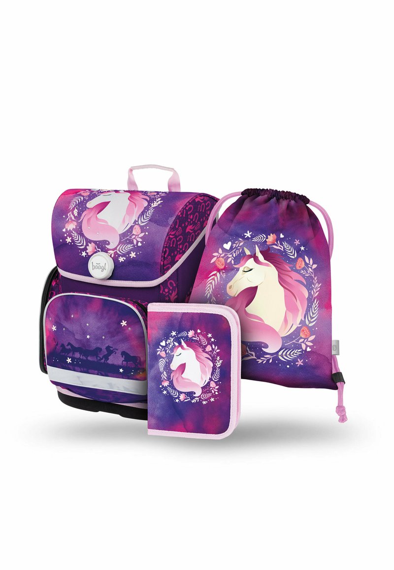 Sada batohu v purpurové barvě, s grafikou jednorožce s růžovou hřívou, květinovými akcenty a vzorovaným designem. Obsahuje sáček na stažení a pouzdro na tužky.
