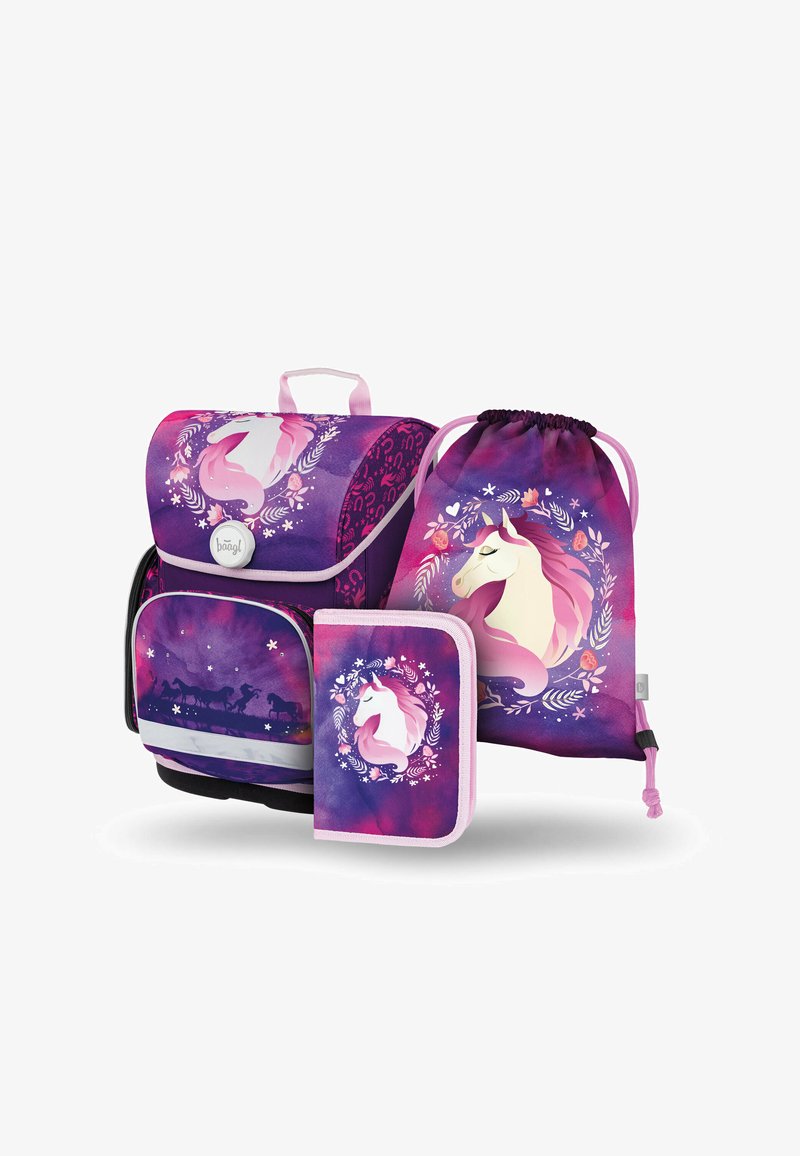 Sada batohu v purpurové barvě, s grafikou jednorožce s růžovou hřívou, květinovými akcenty a vzorovaným designem. Obsahuje sáček na stažení a pouzdro na tužky.