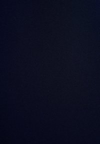 Tumši jūras zila auduma ar strukturētu aušanu, gludu virsmu un vienmērīgu krāsas sadalījumu, piemērots dažādām tekstila lietojumprogrammām.