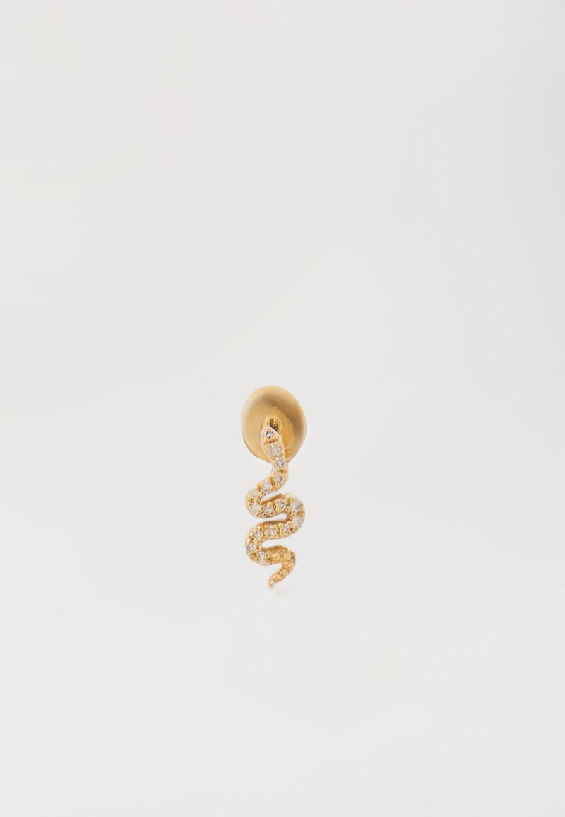 Zlaté náušnice ve tvaru hada s hladkým povrchem, zdobené třpytivými detaily po celé své délce, visící na kulatém šroubovacím uzávěru.