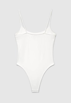 Body intero bianco monocolore con sottili doppie spalline, scollatura a U e aperture per le gambe ad alta vestibilità su sfondo neutro.