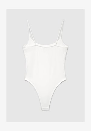 Body intero bianco monocolore con sottili doppie spalline, scollatura a U e aperture per le gambe ad alta vestibilità su sfondo neutro.