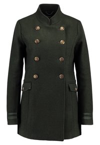 Tmavě zelený vlněný kabát s dvouřadým zapínáním, zlatými knoflíky a bočními kapsami. Má vysoký límec a pruhovaný detail na rukávech.