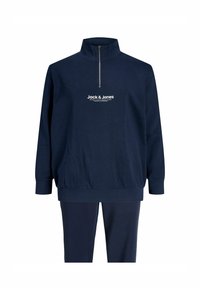 Blå fleece-luvtröja med hög krage och halvdragkedja. Har en vit textlogotyp "Jack & Jones" på framsidan. Mjuk textur och avslappnad passform.