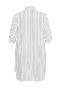 Chemise légère en tissu pâle avec des rayures verticales bleu et blanc, col et manches retroussées, présentant une silhouette ample et plus longue.