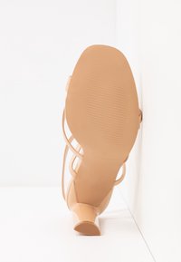 BEBO Sandales à talons hauts - nude
