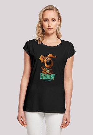 Schwarzes T-Shirt mit einem Cartoon-Hund, Scooby-Doo, und dem Text "SCOOB!" sowie "Sein episches Abenteuer beginnt" in hellen, kontrastierenden Farben.