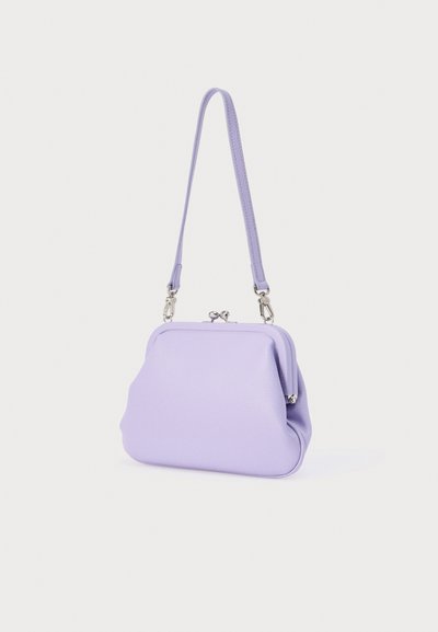 Μωβ δερμάτινη τσάντα χειρός με στρογγυλεμένο σχήμα, κούμπωμα κλεισίματος και έναν απλό ιμάντα ώμου. Λείος υφής και με ελάχιστες μεταλλικές λεπτομέρειες.