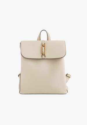 Mochila de cuero color crema con un acabado texturizado, cierre de solapa y detalles en tono dorado. Cuenta con un asa en la parte superior y correas ajustables.