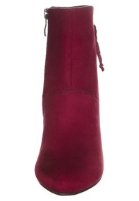 Bottine bordeaux en suède doux avec un bout pointu, une fermeture éclair latérale et un accent froncé à l'arrière. Texture lisse et design élégant.