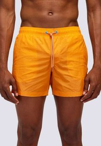 Pantaloni da bagno arancioni realizzati in tessuto leggero, con vita elastica e cordino di regolazione, caratterizzati da una superficie liscia e opaca.